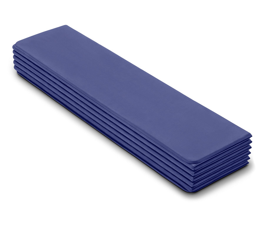 Stoh fialových servítok na bielom pozadí.