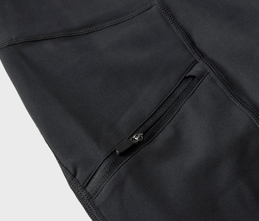 Detail čiernych 3/4 trekingových legín s vreckom na zips.