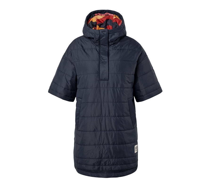 Tmavomodré outdoorové pončo s kapucňou.