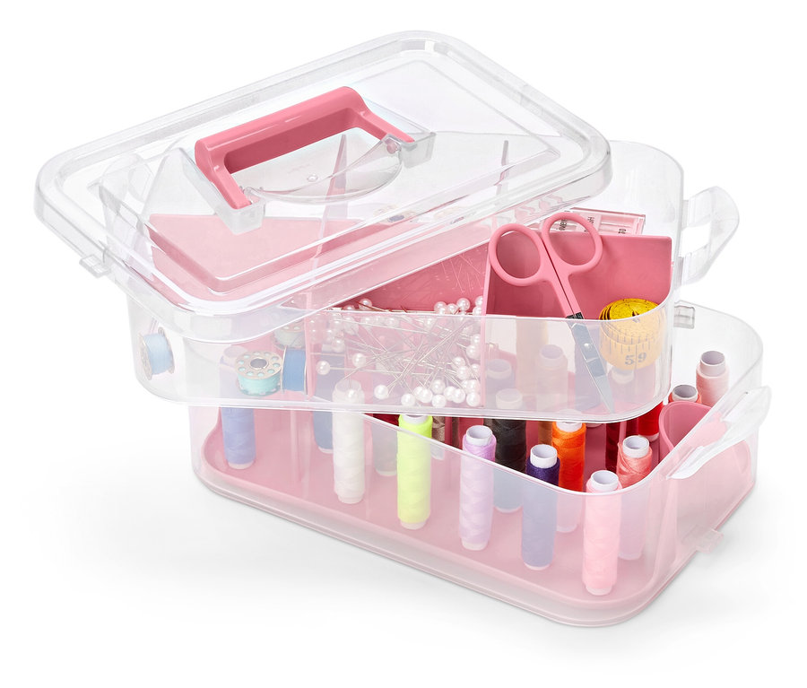 Viacposchodový priehľadný plastový box na náradie s ružovými akcentmi, plný šijacích potrieb.