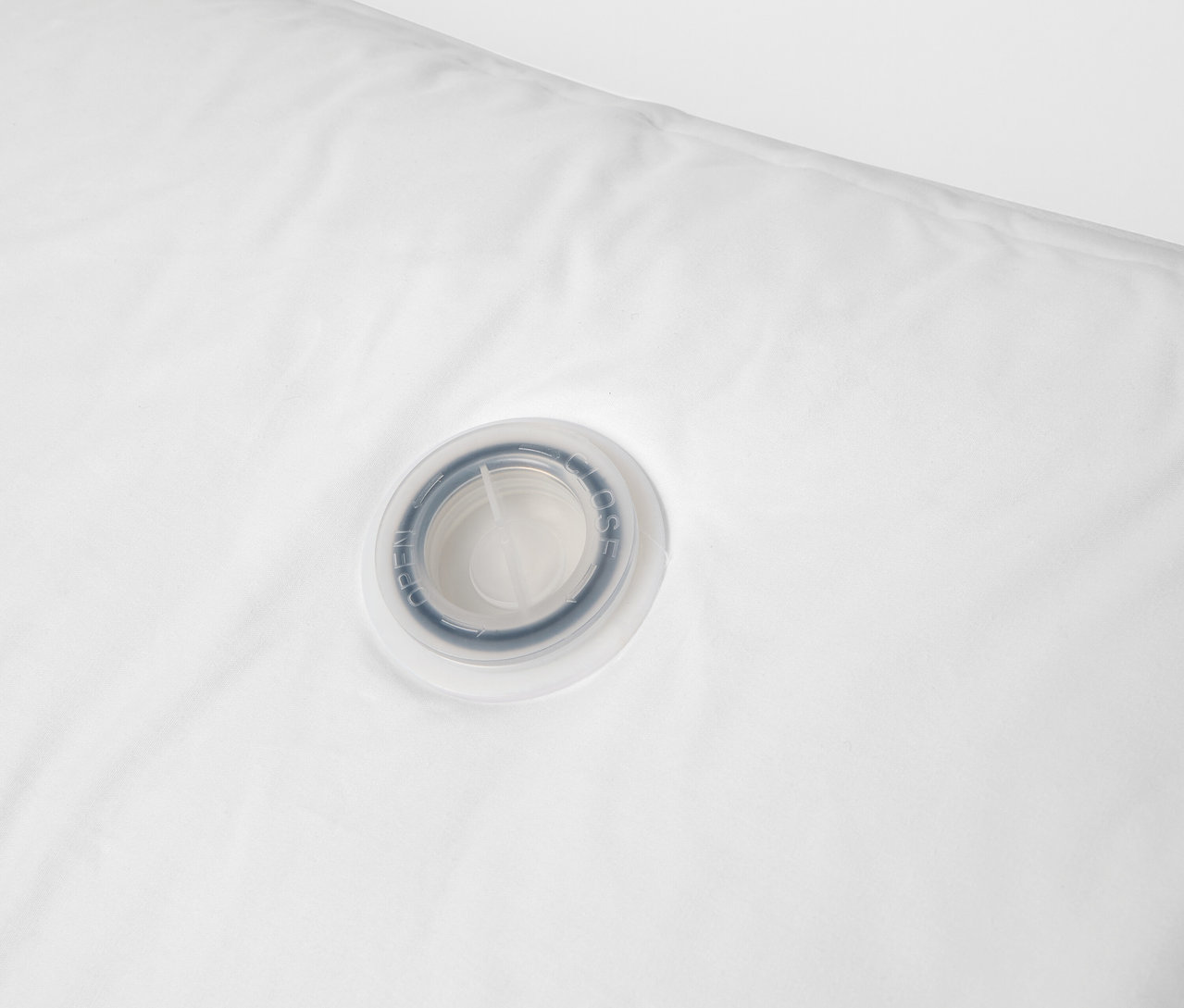 Detail bieleho vodného vankúša irisette® s viditeľným plniacim ventilom.