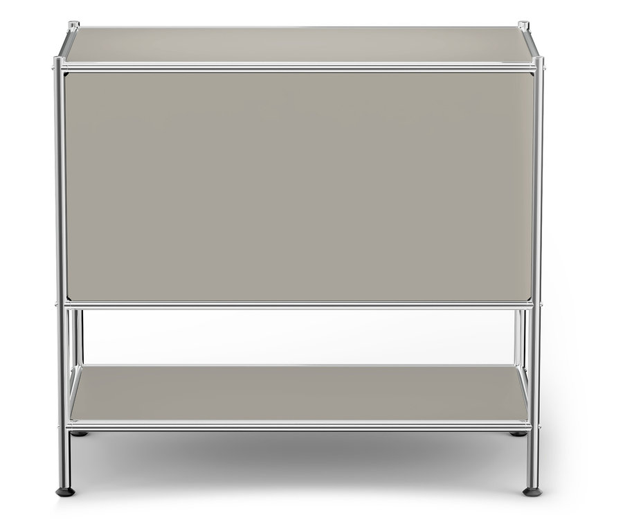 Béžová skrinka s dvoma policami a chrómovaným rámom.