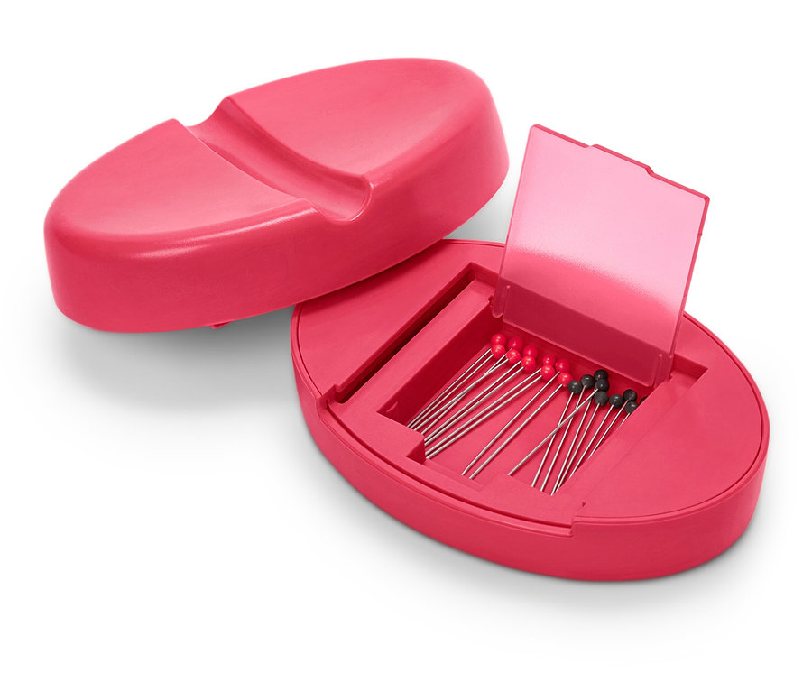Otvorený magnetický vankúšik na ihly ružovej farby s ihlami vo vnútri.