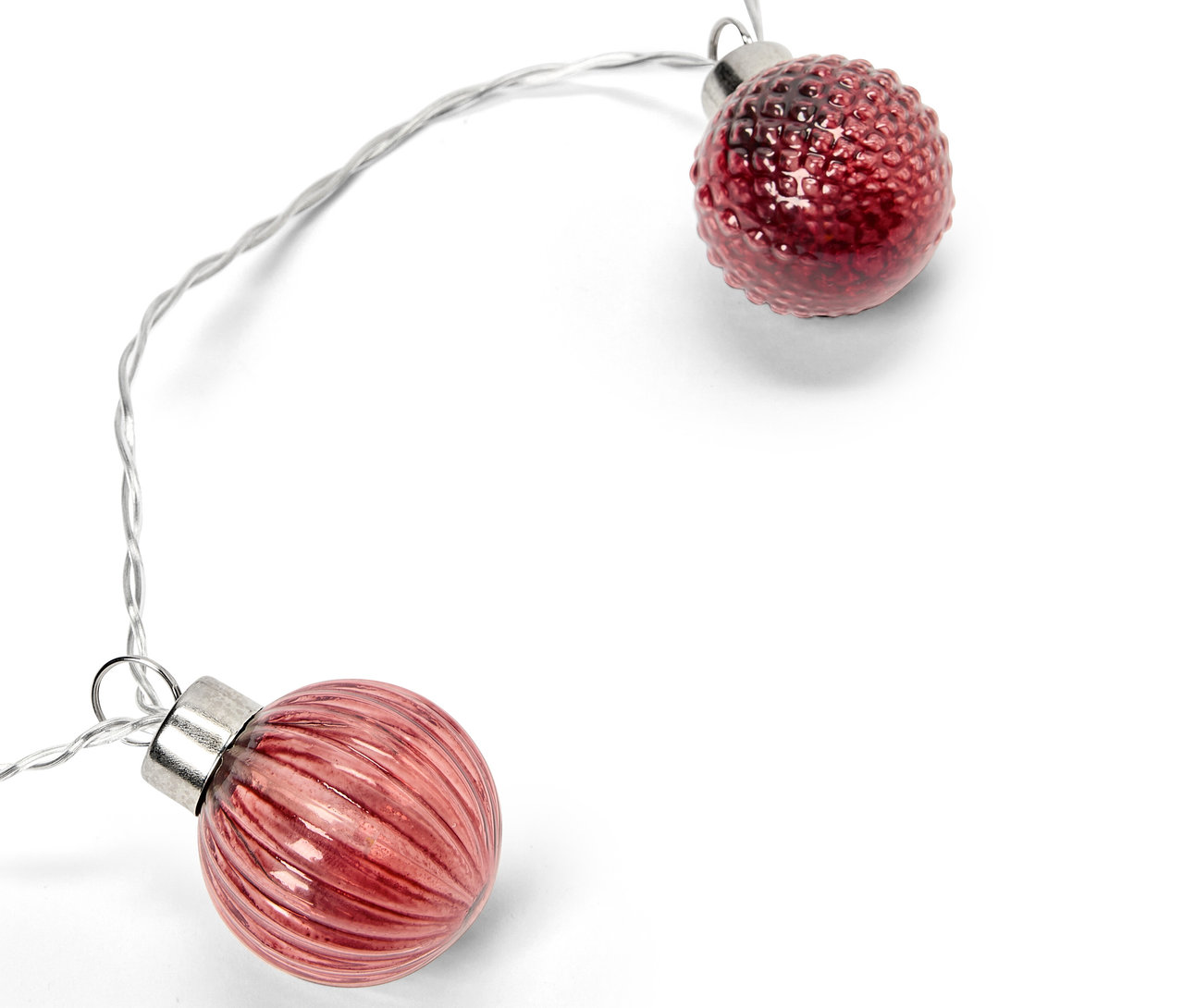 Dve červené ozdobné gule na striebornom drôte na bielom pozadí.