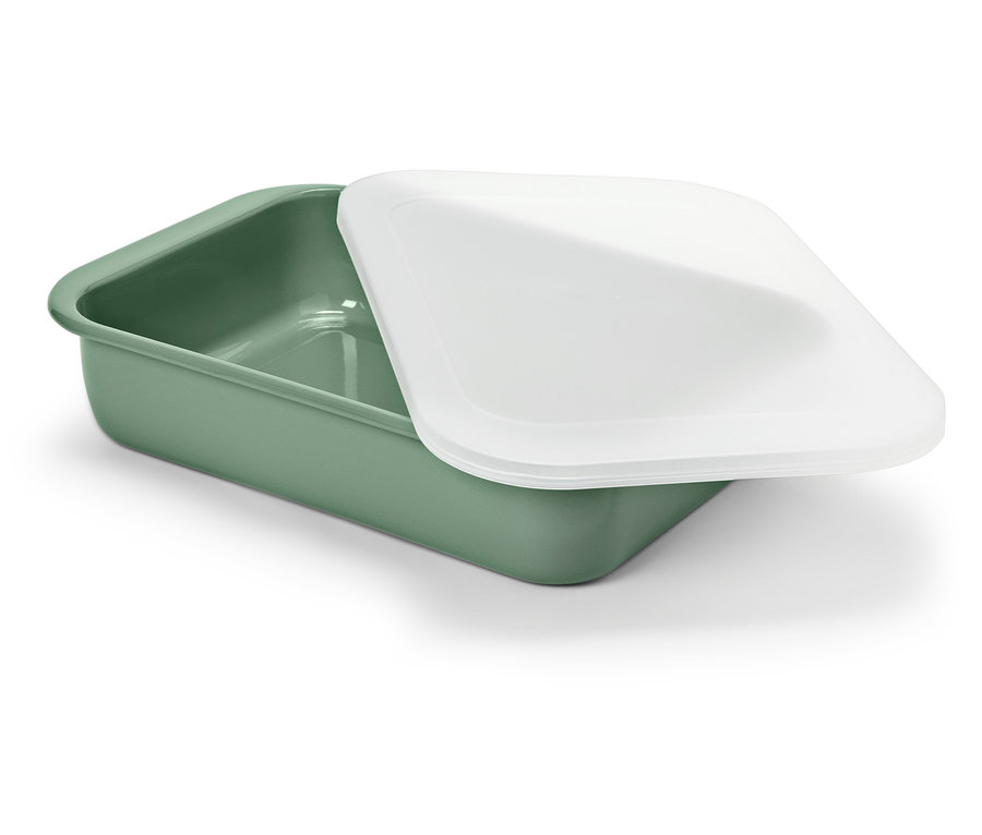 Zelená nádoba s bielym vekom leží na bielom pozadí.