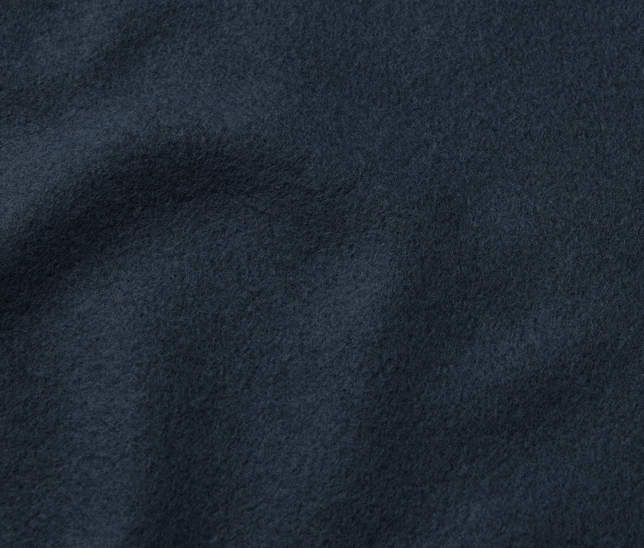 Detailný záber na tmavomodrý zamat.