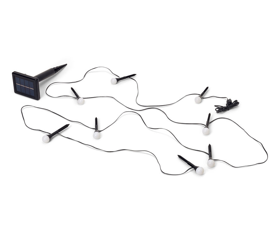 Solárna svetelná reťaz na zapichnutie do zeme s čiernym káblom a niekoľkými svetlami na bielom pozadí.