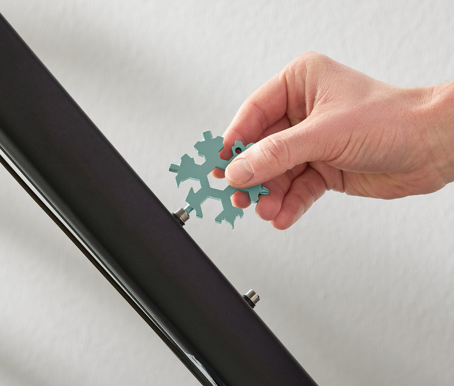 Ruka používa multifunkčný kľúč.