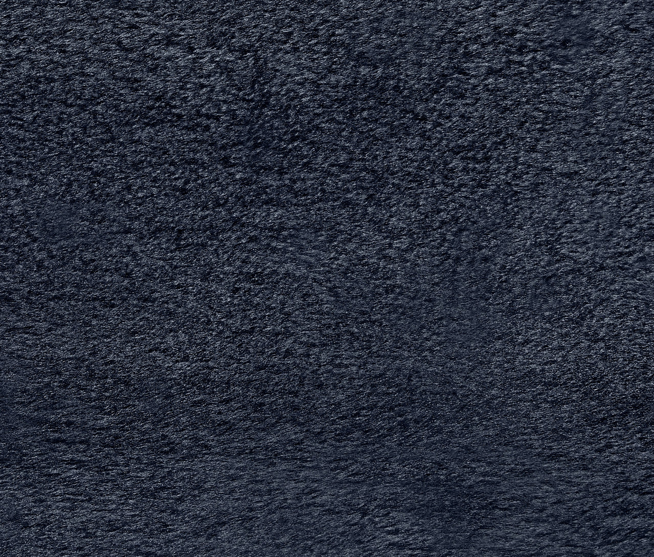 Detailný záber na textúru tmavomodrého uteráka.