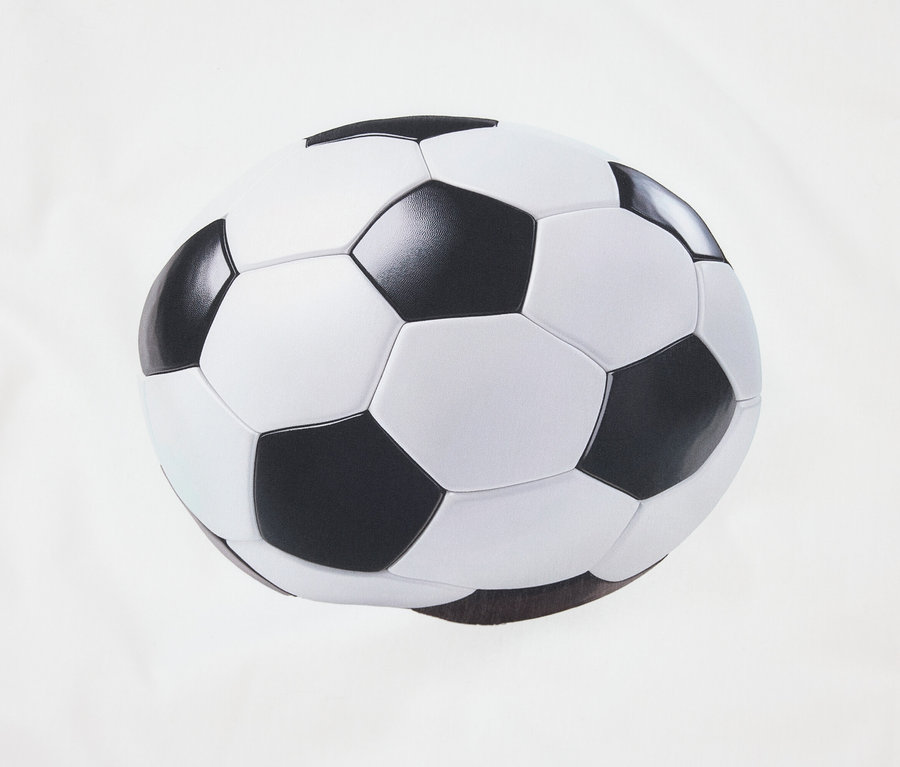 Detailný záber na čierno-bielu futbalovú loptu na bielom pozadí.