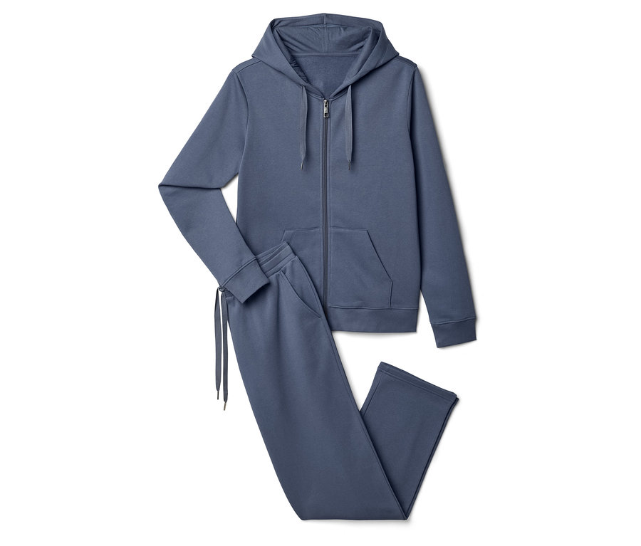 Modrá tepláková súprava pozostávajúca z mikiny s kapucňou a teplákov na bielom pozadí.