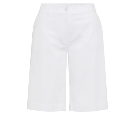 Biele culottes ležia na bielom pozadí.