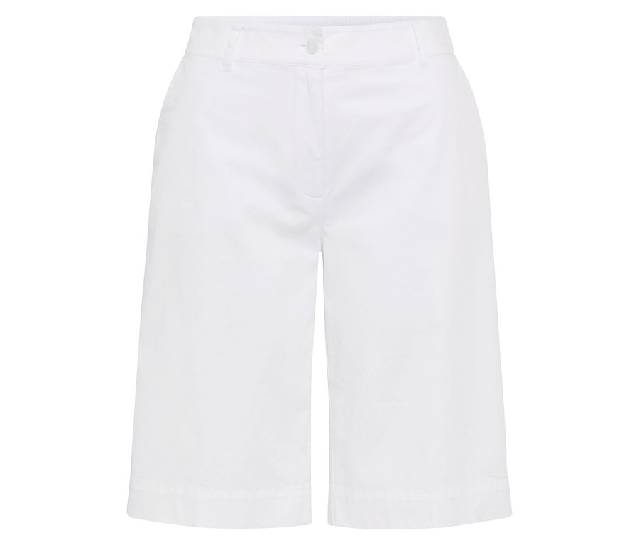 Biele culottes ležia na bielom pozadí.