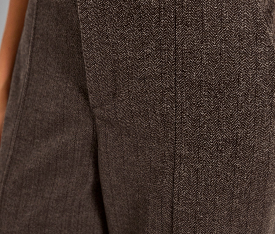 Detailný záber hnedých nohavíc Street One Straight Leg s gombíkom.