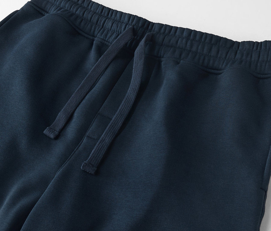 Detailný záber na tmavomodré tepláky so sťahovacou šnúrkou.