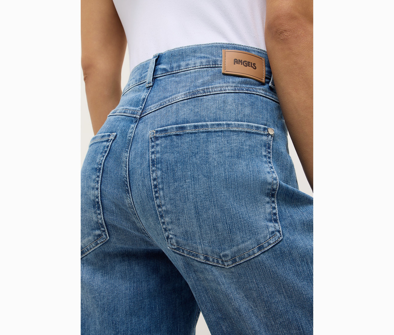 Detailný záber na zadnú časť osoby, ktorá má na sebe rifle Angels Denim »Liberta«.