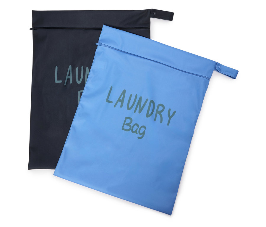 Pohľad zhora na námornícku modrú a modrú tašku na bielizeň so šnúrkou a nápisom „Laundry Bag“.