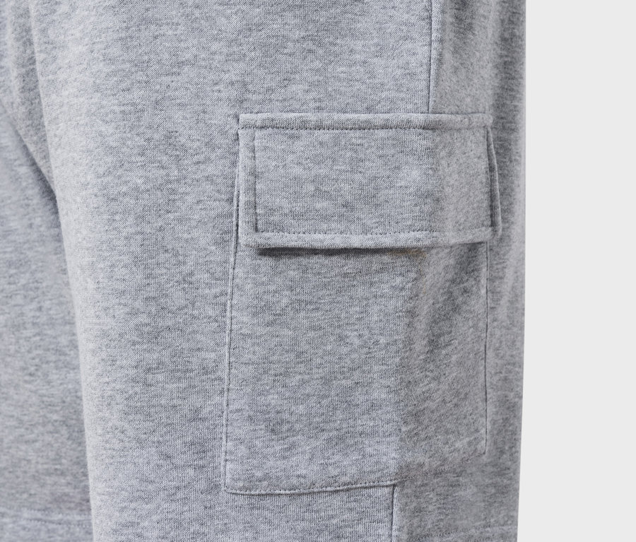 Detailný záber sivých cargo nohavíc s našitým vreckom.
