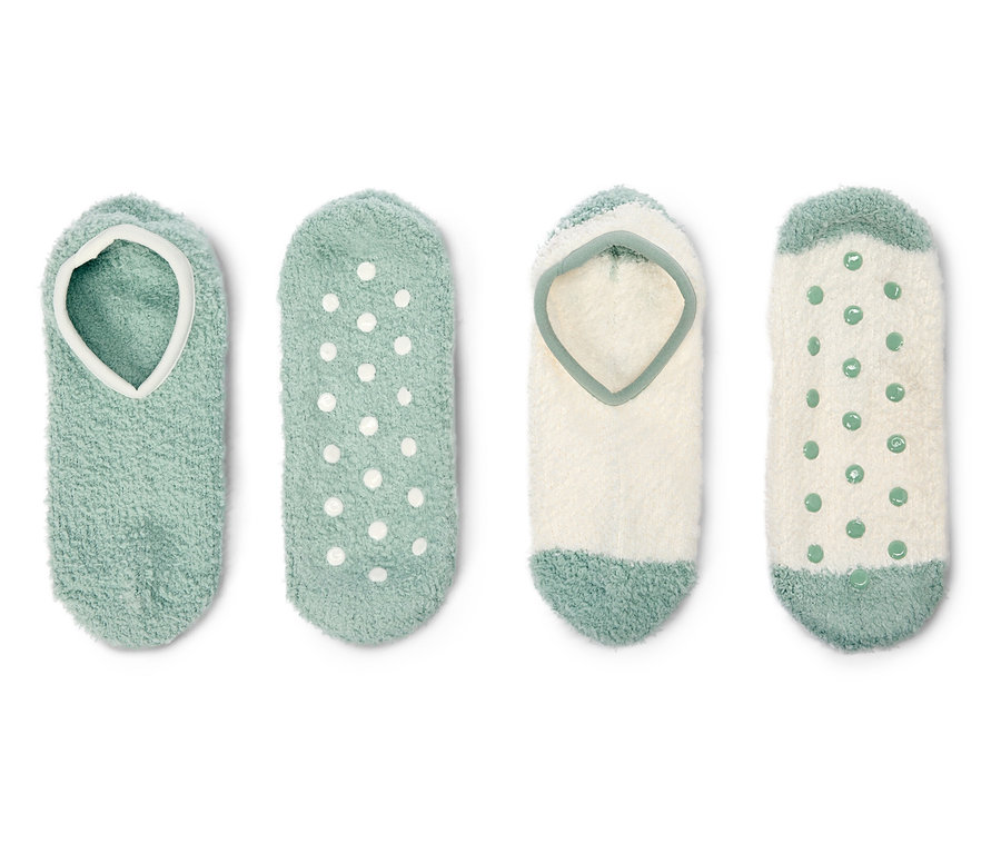 Štyri páry chlpatých ponožiek v zelenej a bielej farbe ležia na bielom pozadí.