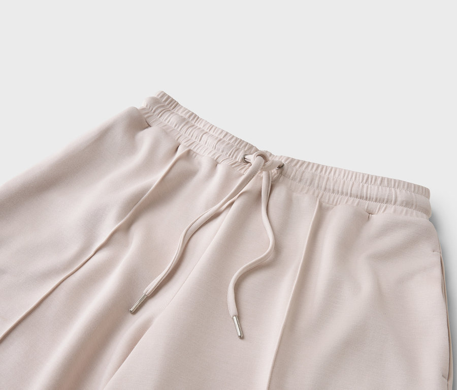 Detail béžových nohavíc so sťahovacou šnúrkou.