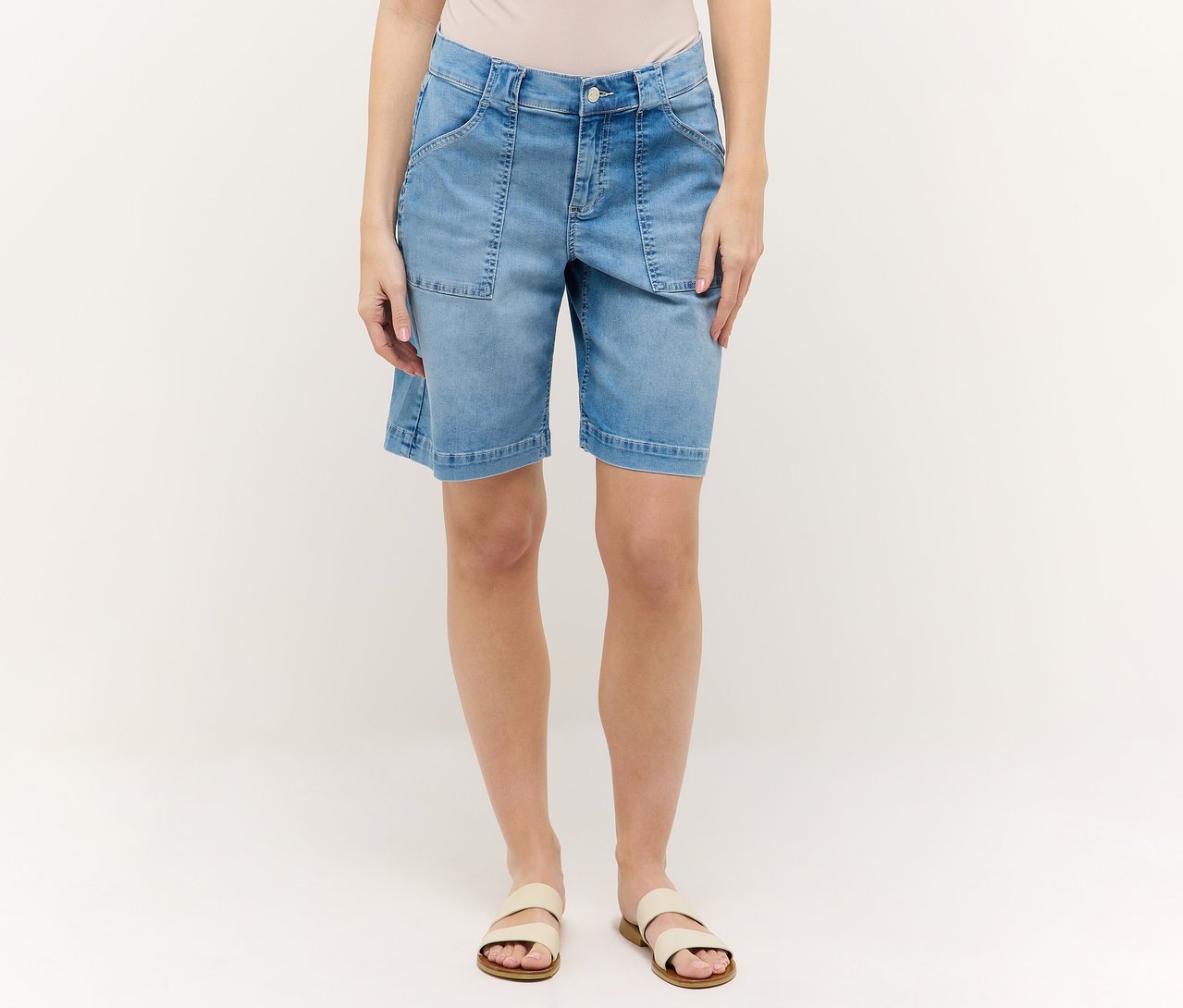 Žena má na sebe modré šortky Angels Denim »Lia Urban« a sandále.