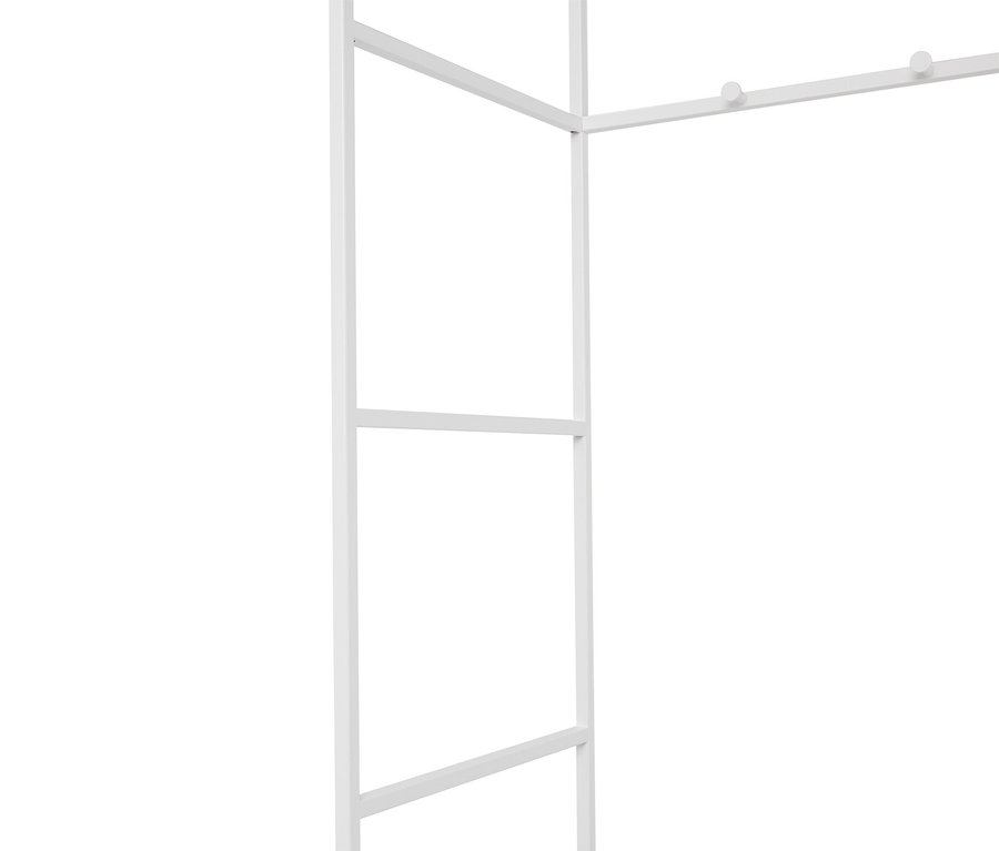 Detailný pohľad na biely kovový regál s lištou na háčiky.