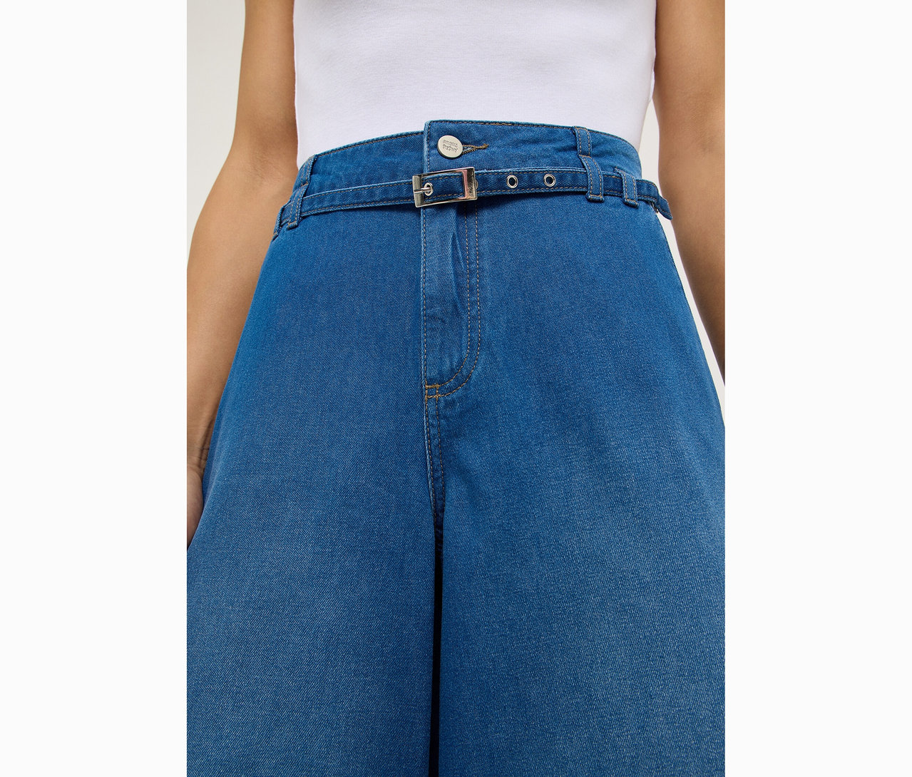 Detailný záber na ženu v džínsoch Angels Denim »Liva« Sleek Wide Leg.