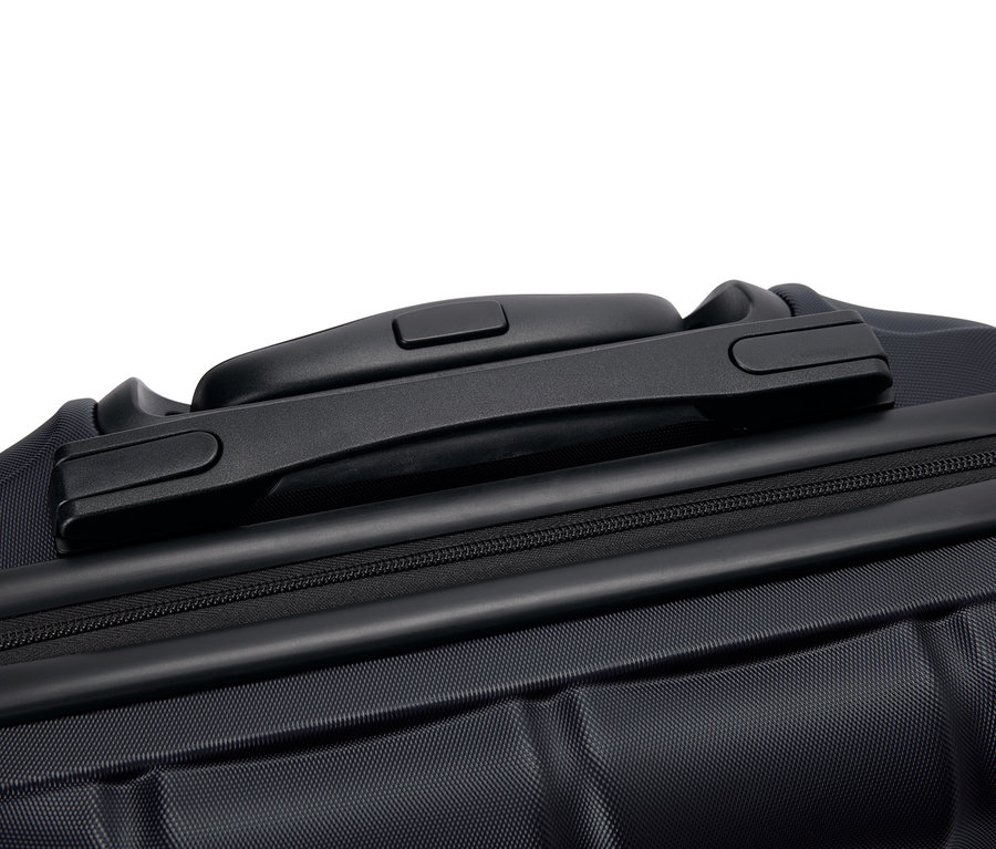 Detailný záber čierneho kufra s rukoväťou a zipsom.