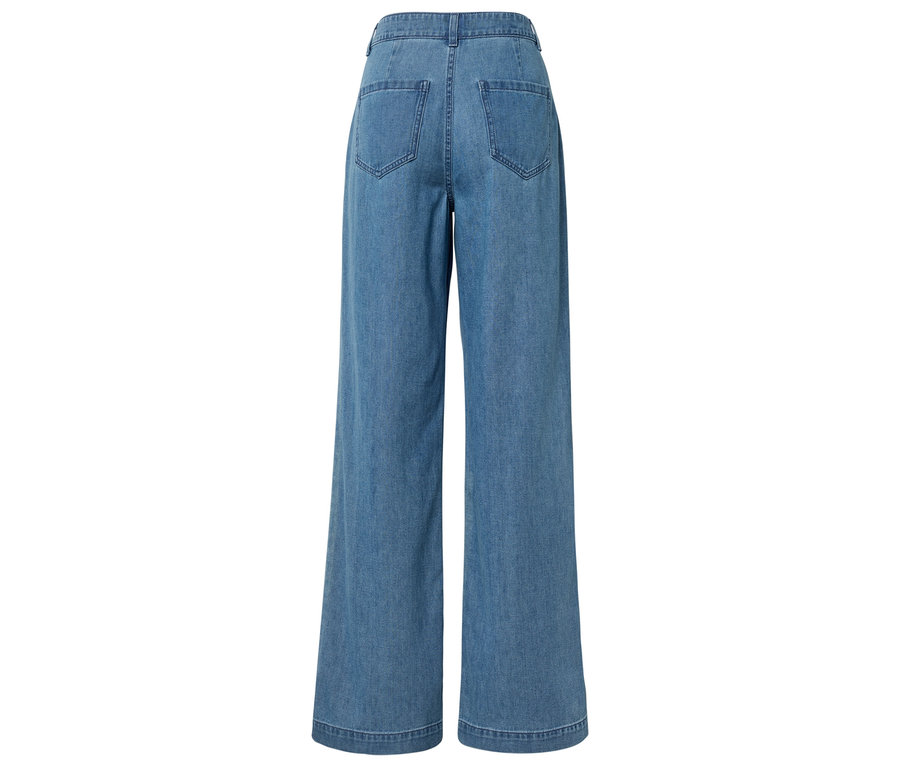Pohľad zozadu na svetlomodré široké džínsy s dvoma zadnými vreckami.