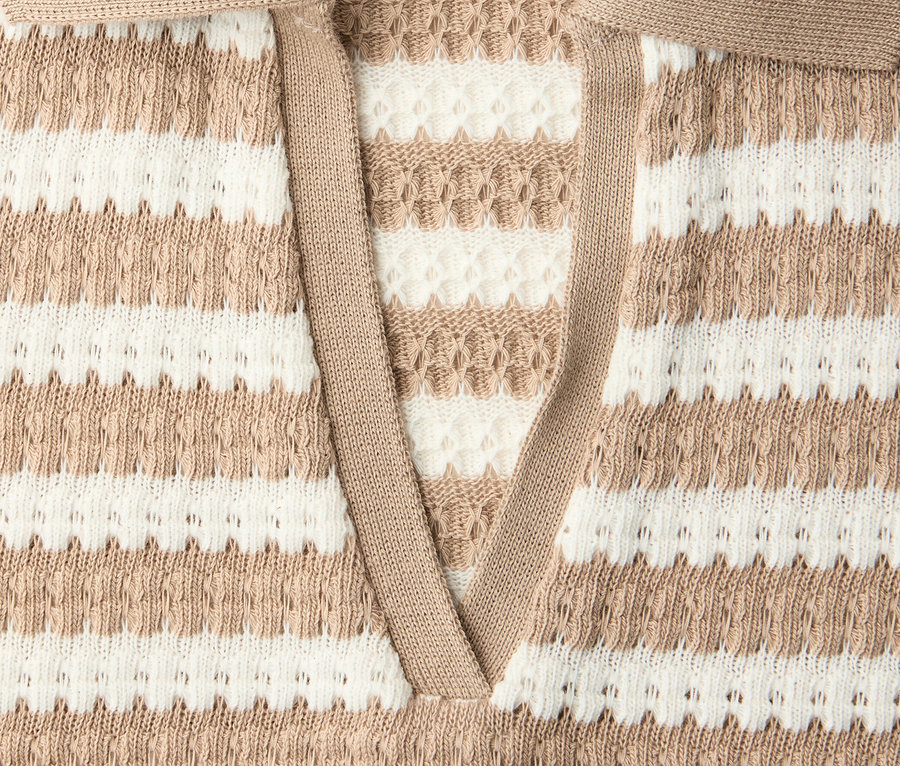 Detail trička z úpletu Street One s béžovými a bielymi pruhmi a golierom.