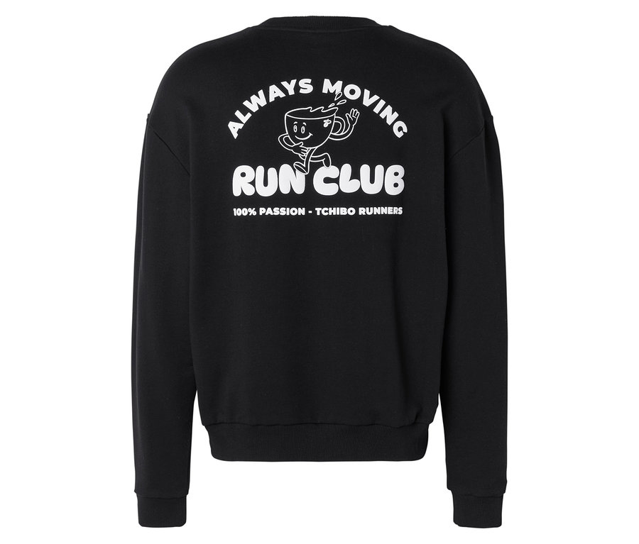 Čierna mikina s bielou potlačou na chrbte: „ALWAYS MOVING“, bežiaca šálka kávy, „RUN CLUB“ a „100% PASSION - TCHIBO RUNNERS“.