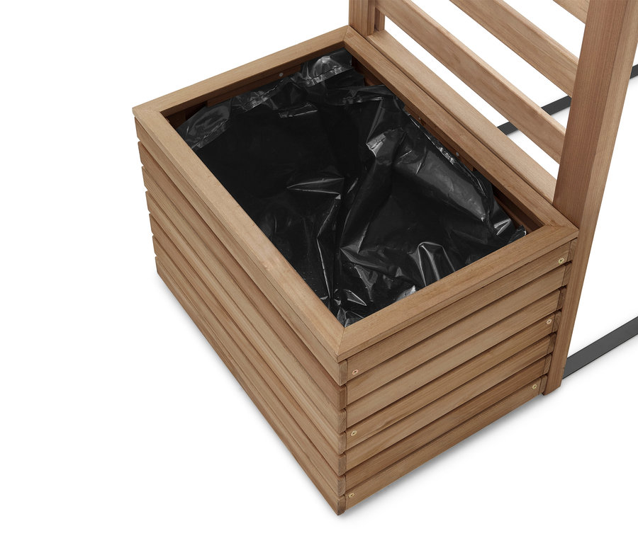 Detailný záber na drevený kvetináč s čiernou plastovou vložkou.
