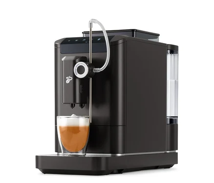 Automatický kávovar »Esperto 2 Milk« Granite Black s šálkou kávy.