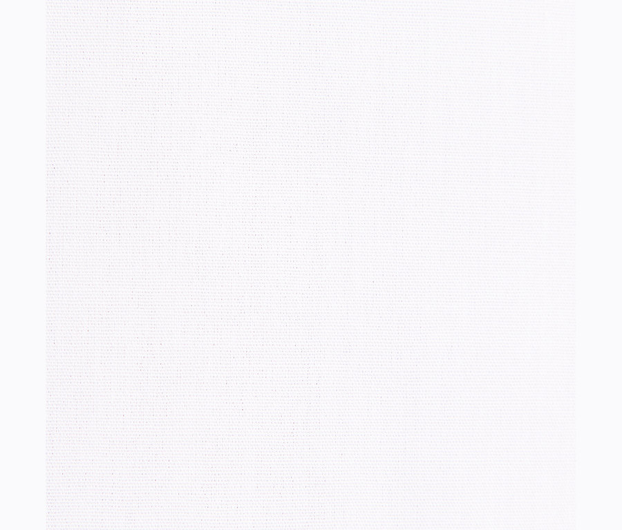 Detail bielej látkovej textúry s jemnou väzbou.