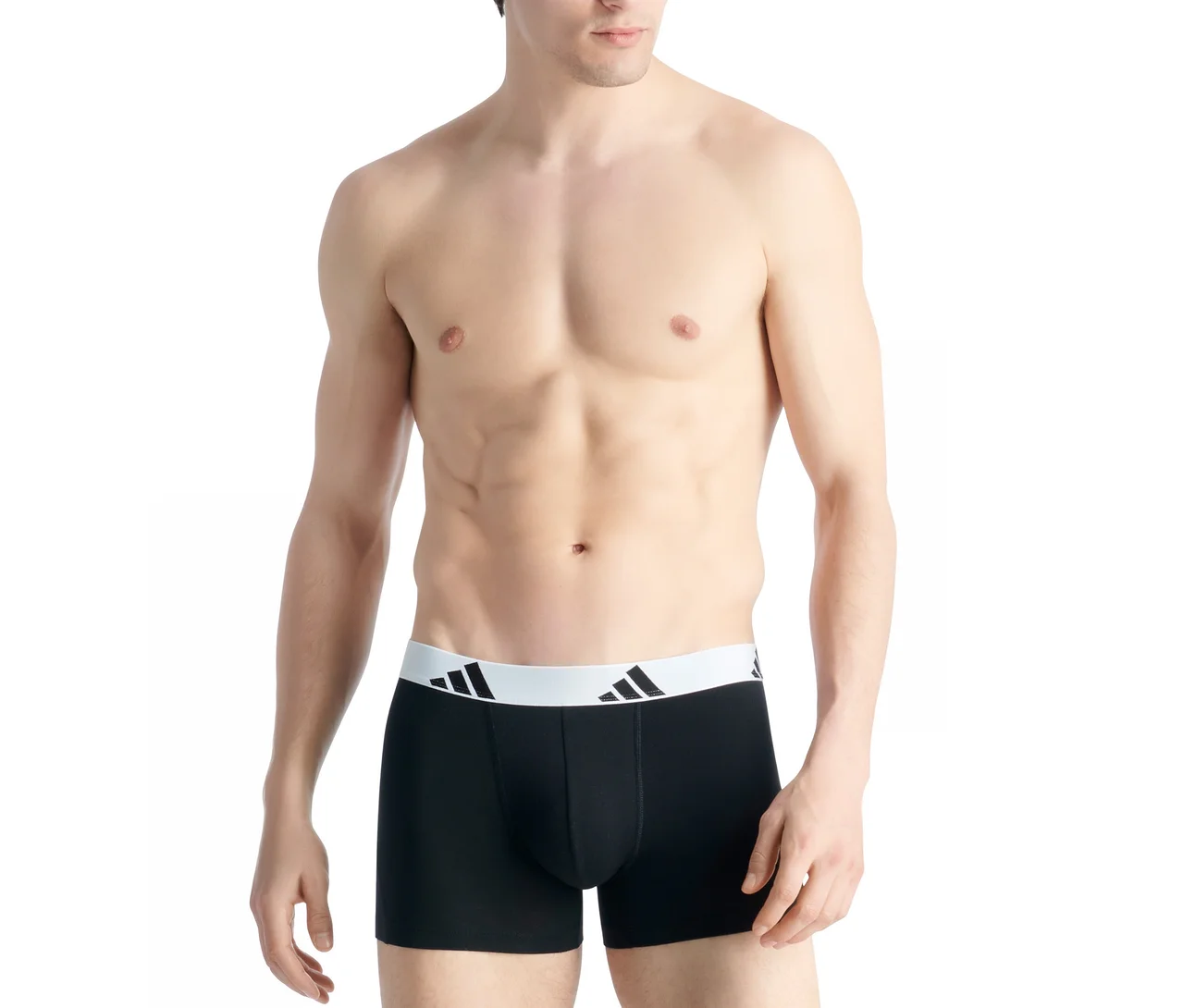 Muž bez trička má na sebe čierne boxerky adidas Active Flex Cotton s bielym pásom a logom adidas.