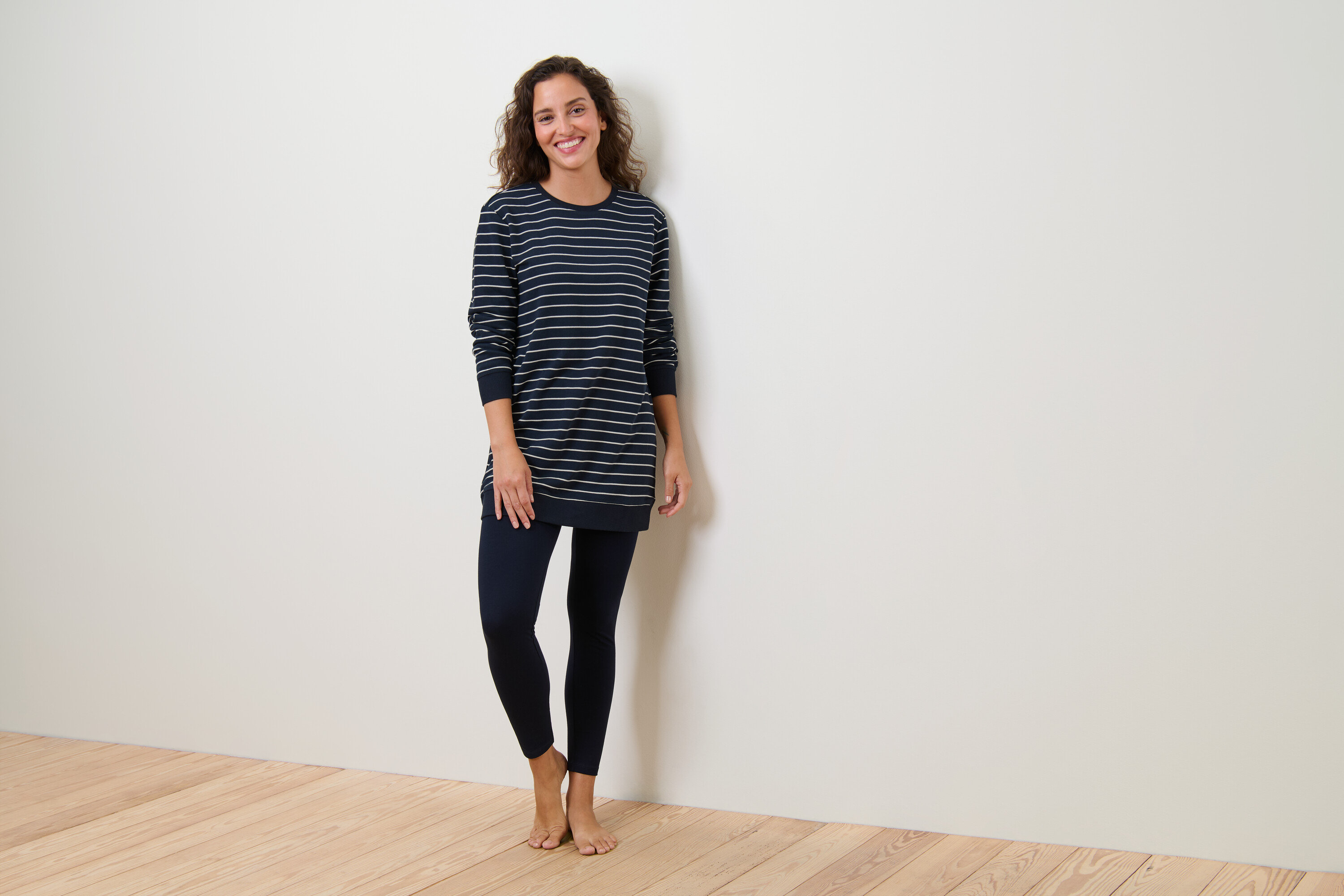 Žena má na sebe pyžamo s legínami.