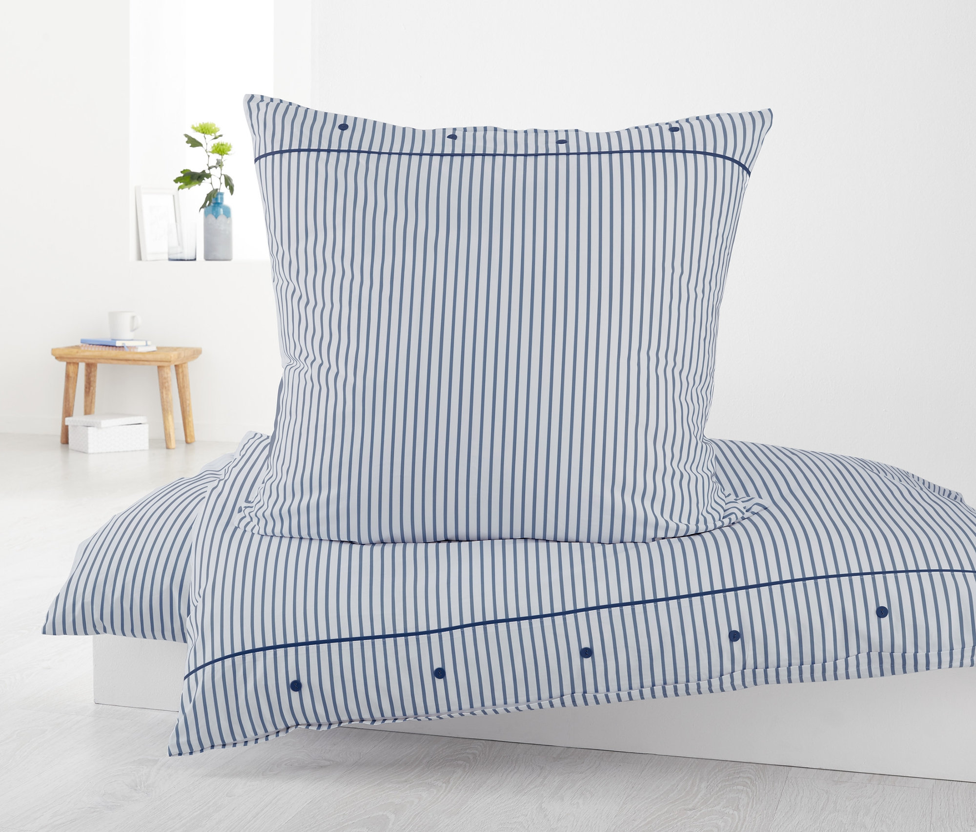 Pruhované posteľné obliečky z perkálu, dvojlôžko, s vankúšom na bielej posteli.