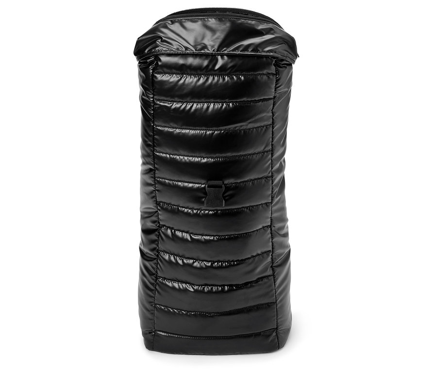 Čierny prešívaný batoh s lesklým povrchom a zipsom.