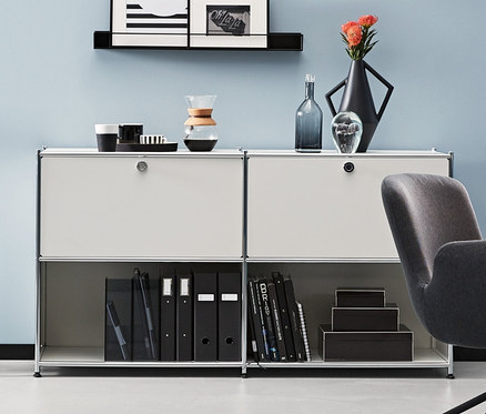 Izba s antracitovou kancelárskou stoličkou a kovovými komodami. Jedna antracitová a dve biele kovové odkladacie skrinky CN3 s 2 nastaviteľnými výklopnými priehradkami.