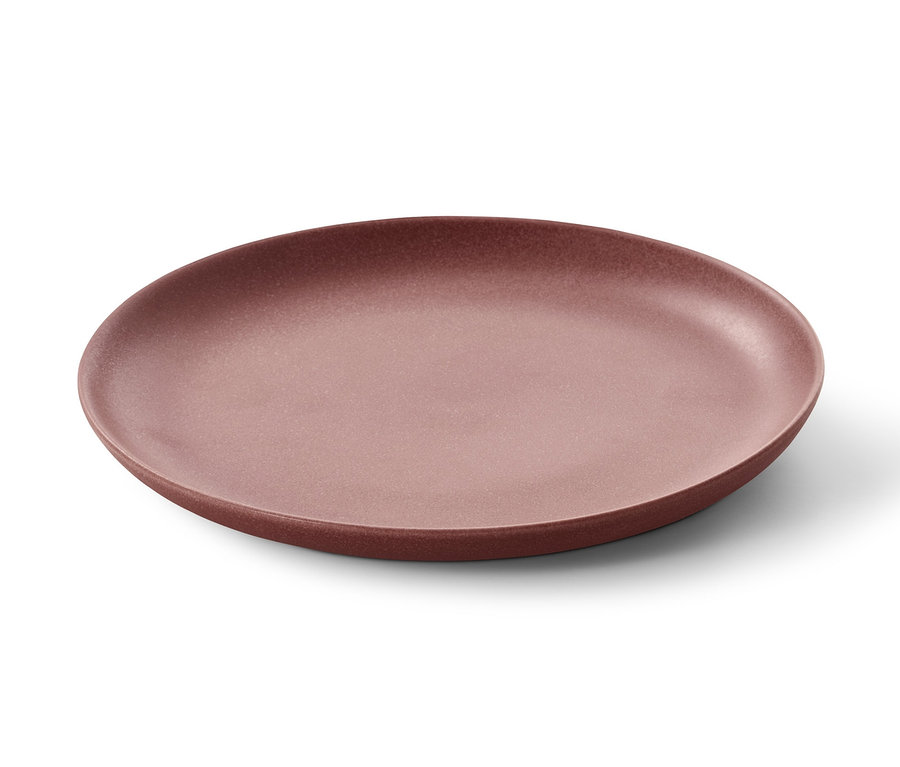 Hnedý tanier na bielom pozadí.