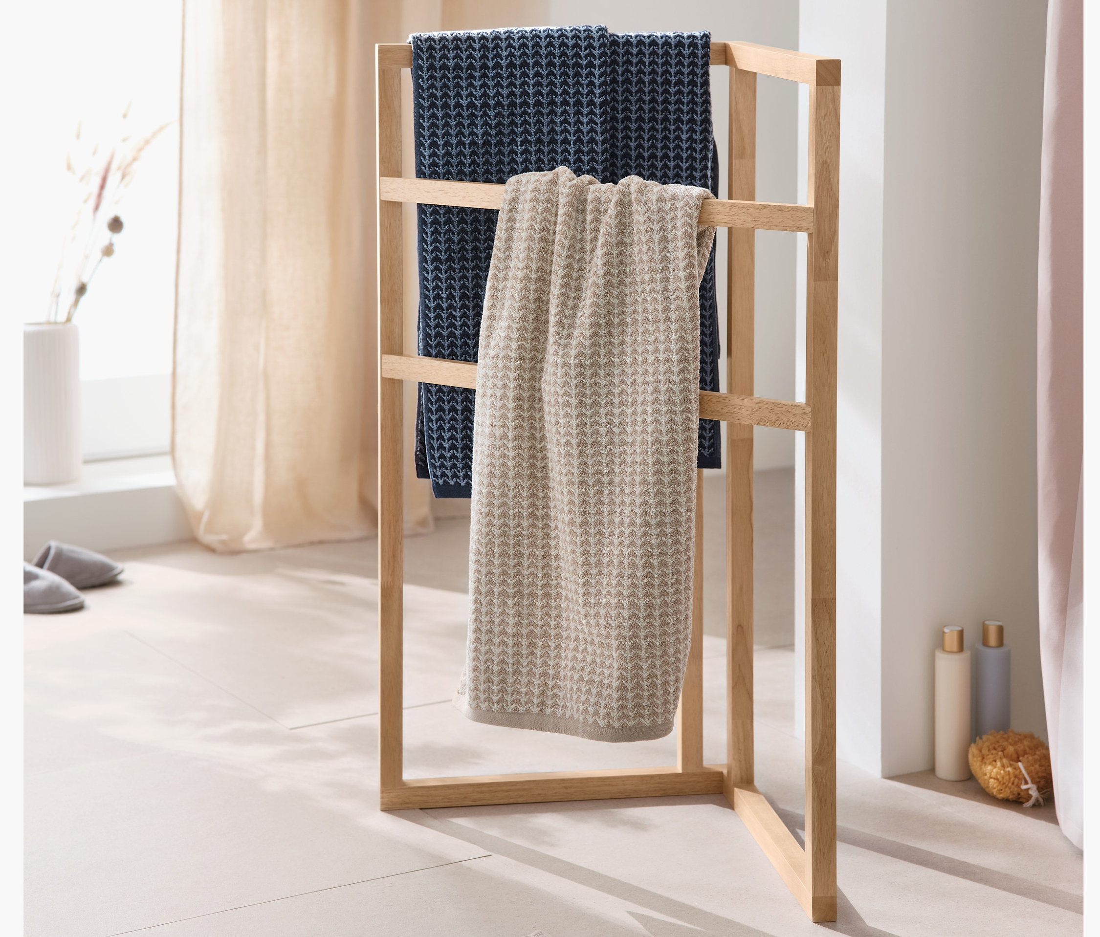 Rohový stojan na uteráky s prémiovými uterákmi, 2 ks, modré a béžové.