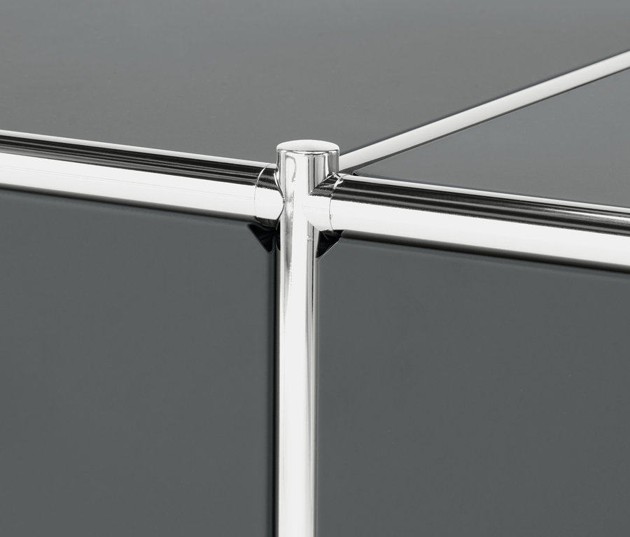 Detail sivé komody »CN3« s chrómovaným rámom.