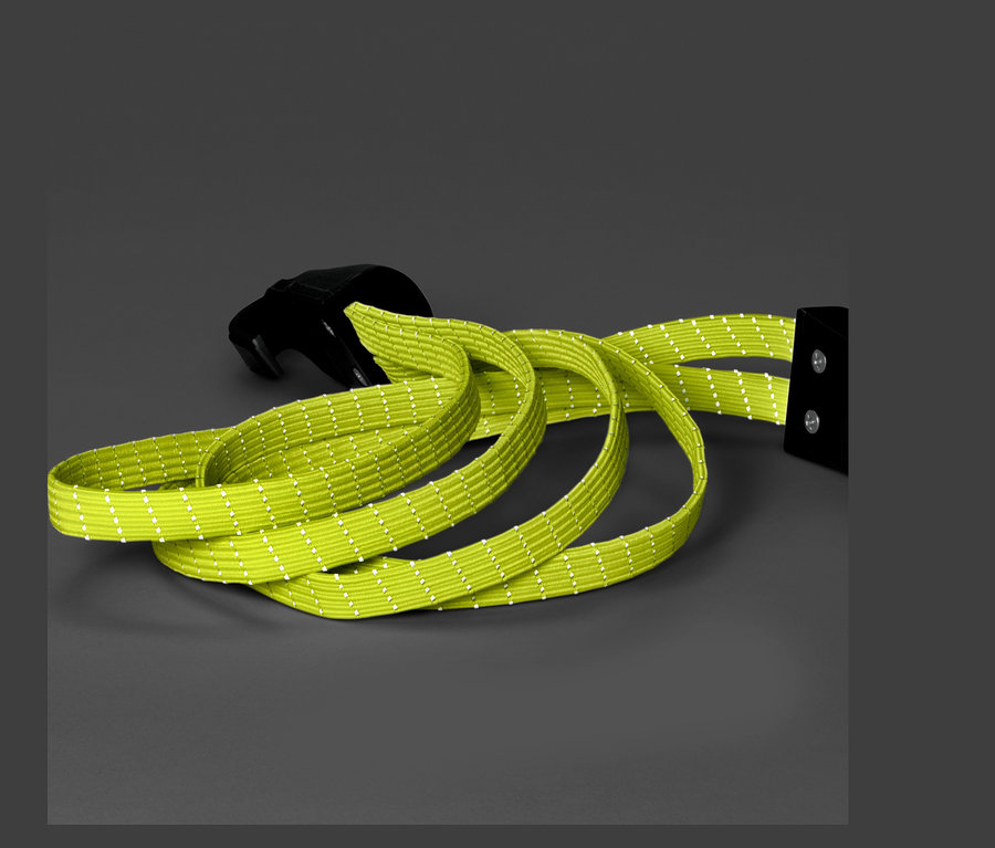 Zelený upínací popruh na bicykel s čiernou sponou na sivom pozadí.