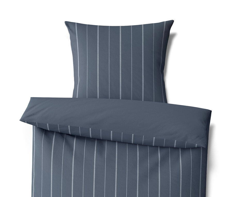 Modrá posteľná bielizeň zo zimného džerseja s zvislými bielymi pruhmi.