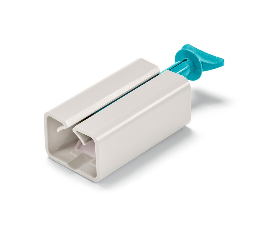 Biely pomôcka na vytláčanie túb s modrou rúčkou.