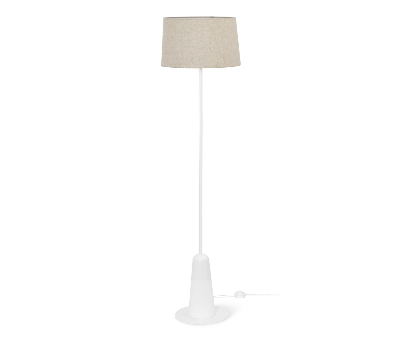 Biela stojaca lampa s textilným tienidlom.