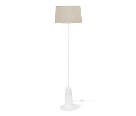 Biela stojaca lampa s textilným tienidlom.