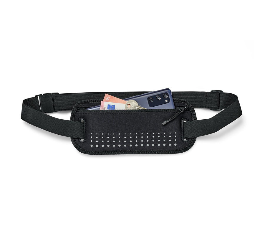 Bežecký opasok na smartfón, v ktorom je vložený smartfón, bankovka a kľúč.