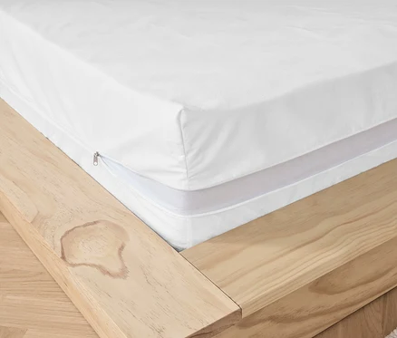 Detailný pohľad na matrac s bielym protiroztočovým poťahom na matrac.
