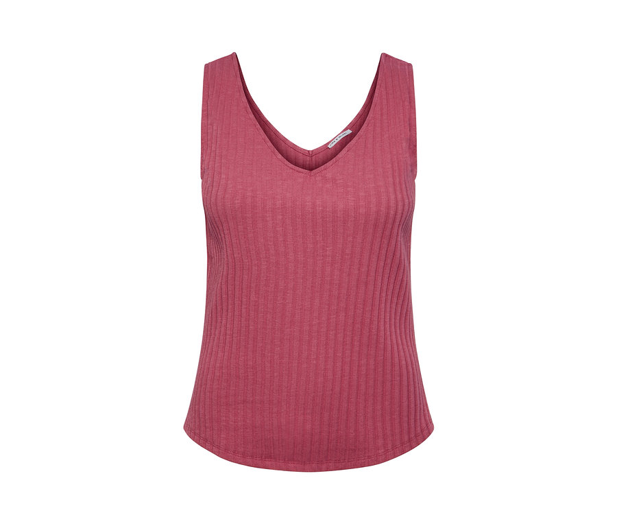 Detail bobuľového topu z rebrovaného úpletu s výstrihom do V.